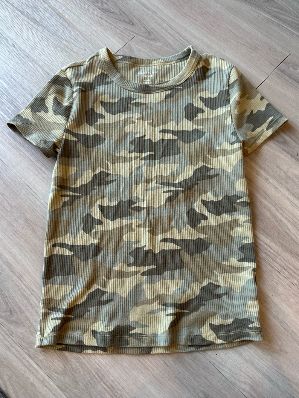 American Eagle ribbed camo crewneck baby tee in beige and olive medium women’s